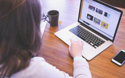 Kobieta tworząca internet – jak zostać web designerką